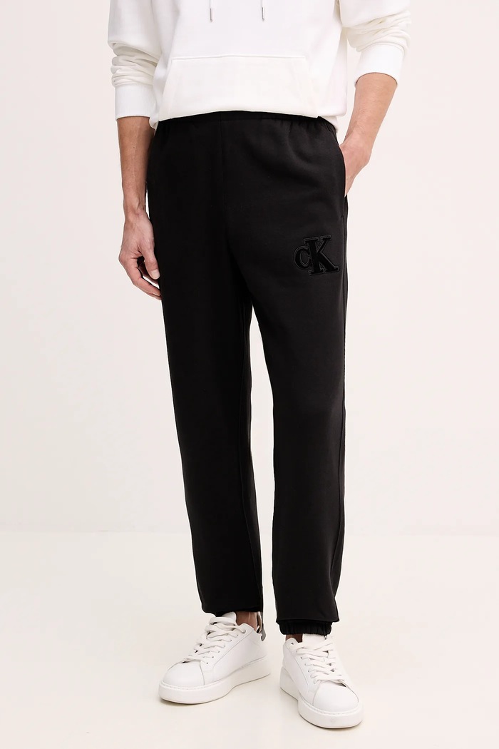 Παντελόνι φόρμας Calvin Klein Jeans απλικέ μαύρο LV04RD252G