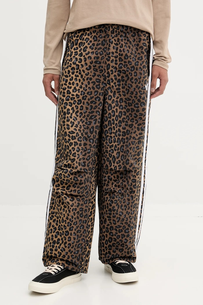 adidas Originals spodnie dresowe Leo tkanina brązowy JV7563