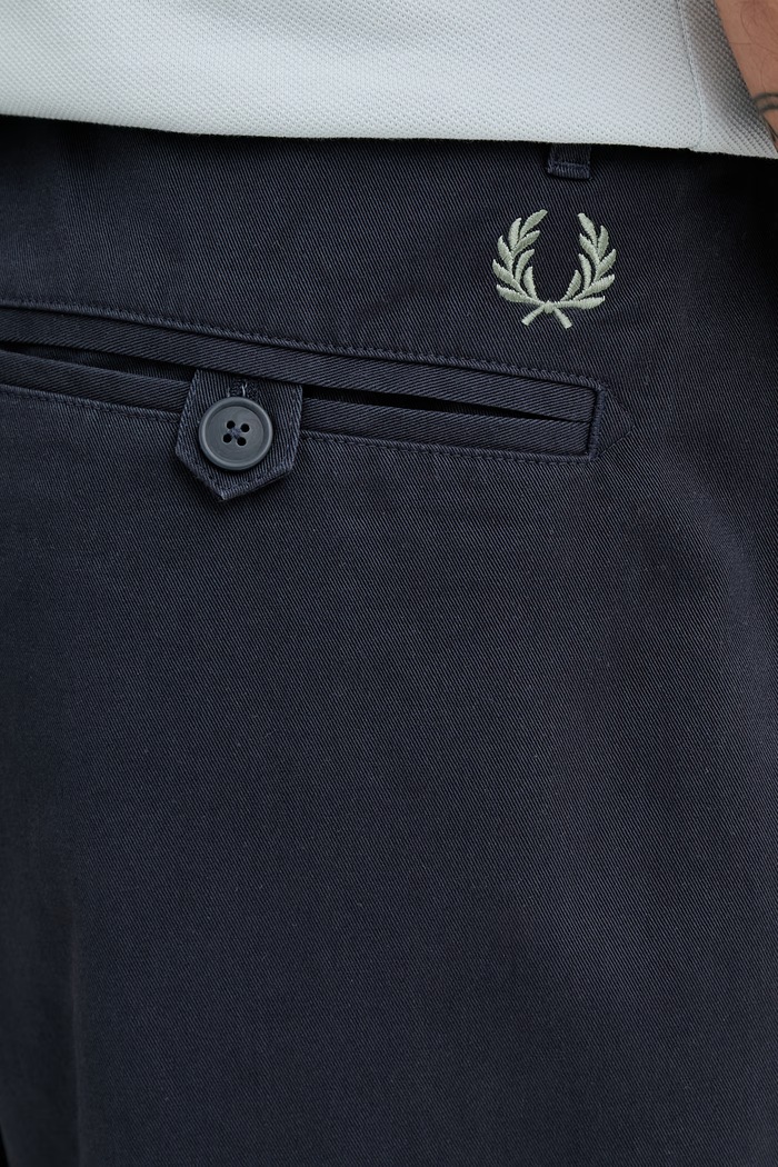 Bombažne hlače Fred Perry mornarsko modra T9130