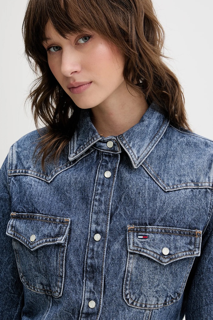 Džínové šaty Tommy Jeans námořnická modř DW0DW21635