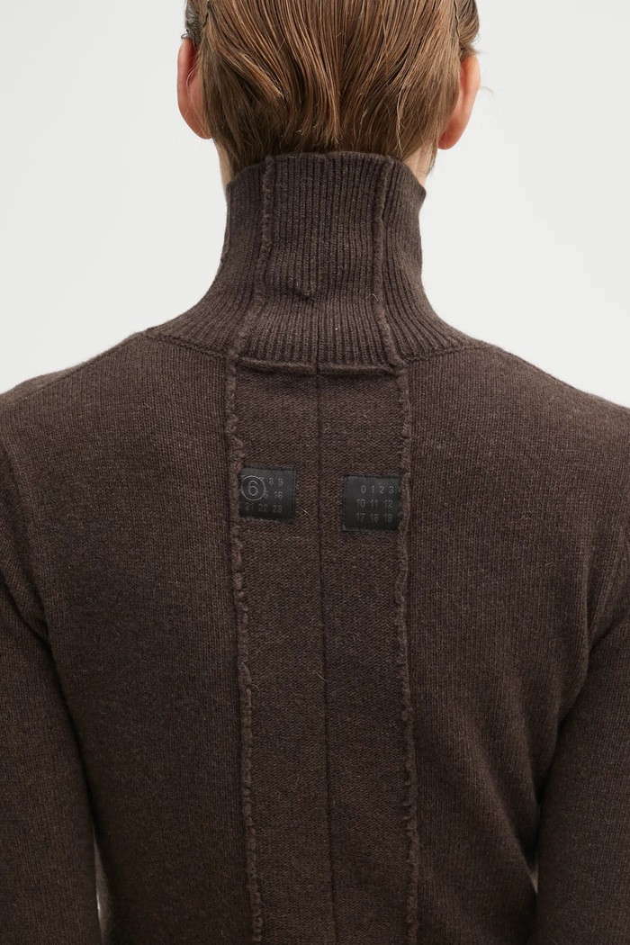 MM6 Maison Margiela sukienka z dodatkiem wełny brązowy S62DD0054.M13187.144