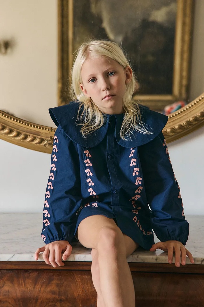 Dievčenské bavlnené šaty Tinycottons MINI CHERRIES DRESS okrúhly tmavomodrá AW25.405