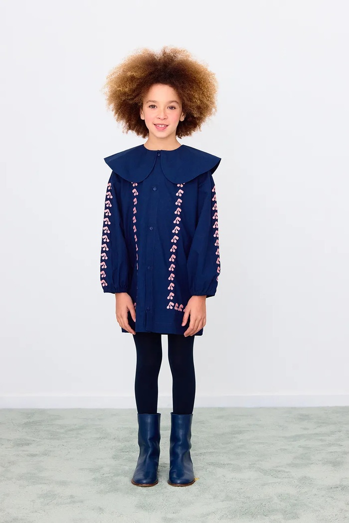 Dievčenské bavlnené šaty Tinycottons MINI CHERRIES DRESS tmavomodrá AW25.405