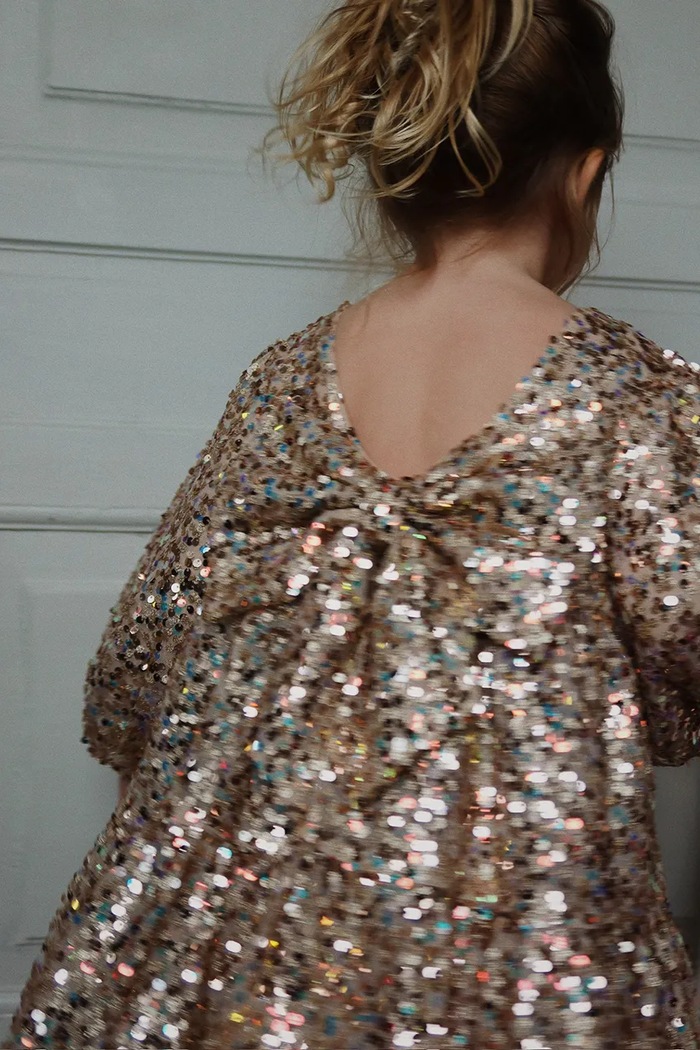 Konges Sløjd sukienka dziecięca LILA SEQUINS BOW DRESS rozkloszowany złoty KS103858.9BYA