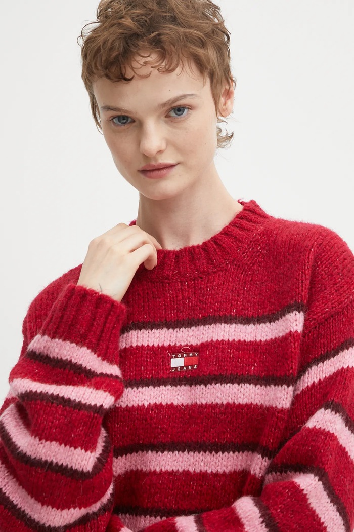 Svetr s příměsí vlny z alpaky Tommy Jeans červená DW0DW21679