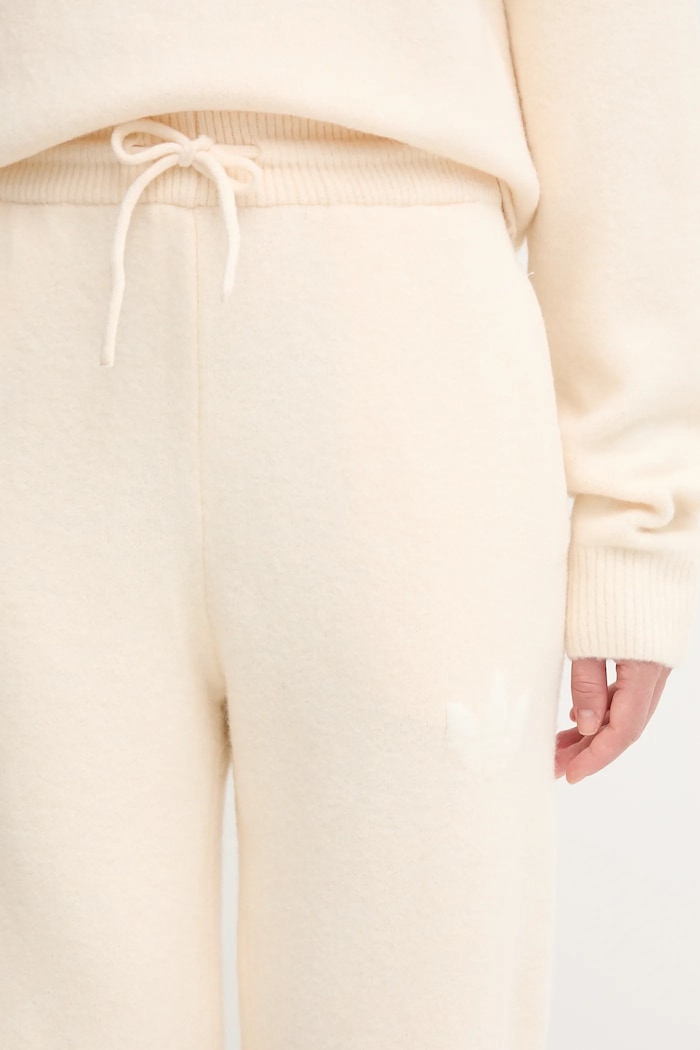 adidas Originals pantaloni con aggiunta di cotone bambini Knitted Pants beige KF2536