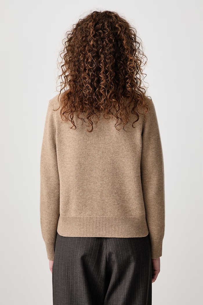 Дрехи Maison Kitsuné Fox Head Intarsia Merino пуловер от вълна дамски NW00808KM0329 бежов