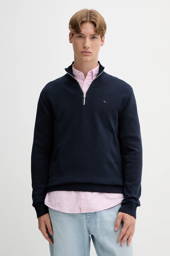 Bavlněný svetr Tommy Jeans polorolák námořnická modř DM0DM21654