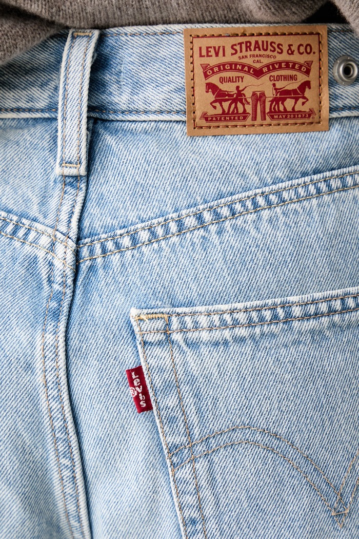 Levi's szorty damskie jeansowe CINCH MID-THIGH niebieski 003KI