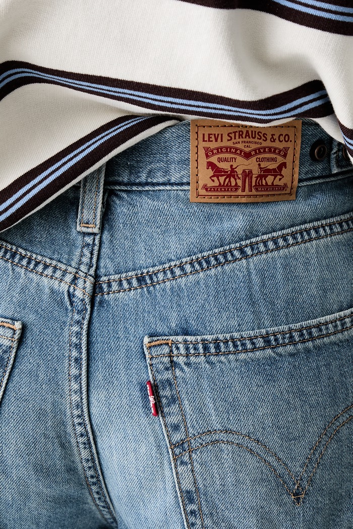Levi's szorty damskie jeansowe CINCH MID-THIGH niebieski 003KI