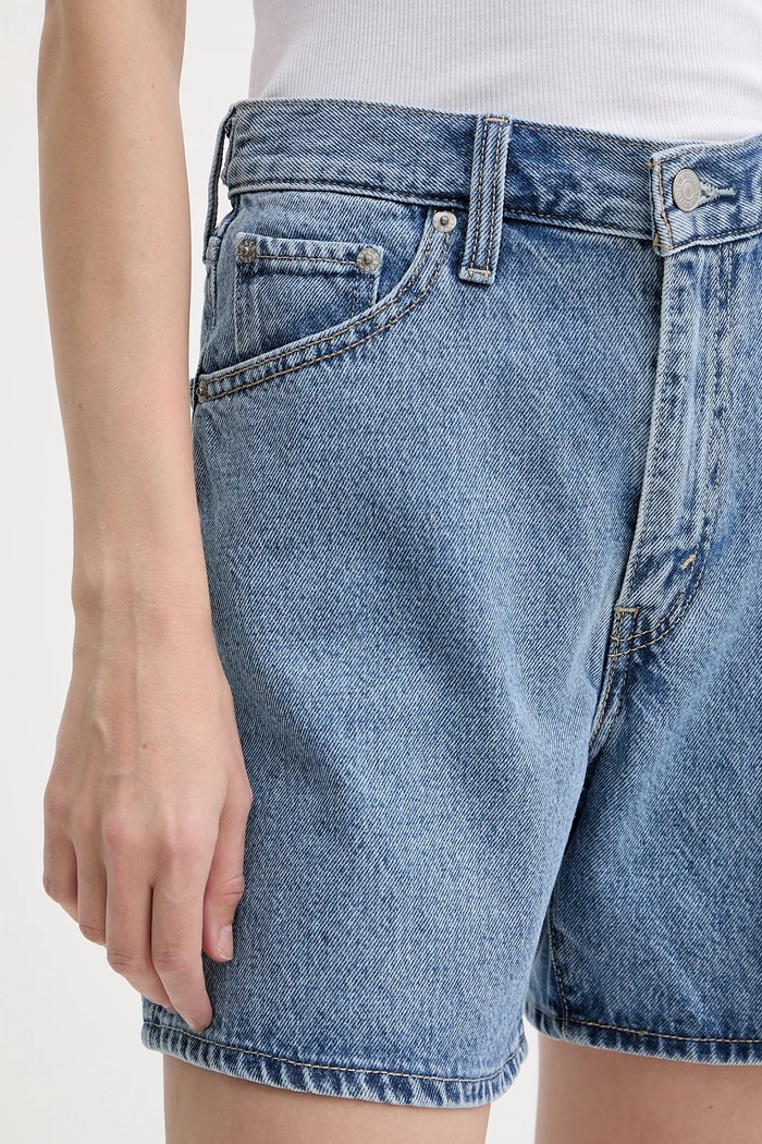 Levi's σορτς γυναικεία ντένιμ CINCH MID-THIGH μπλε 003KI