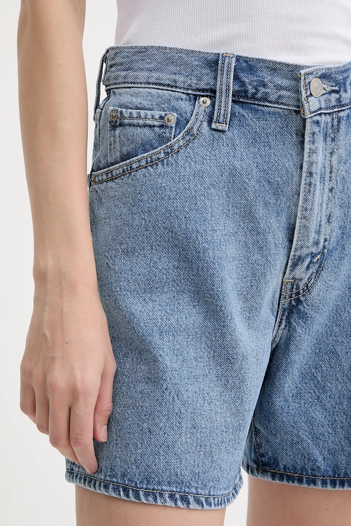 Levi's σορτς γυναικεία ντένιμ CINCH MID-THIGH μπλε 003KI