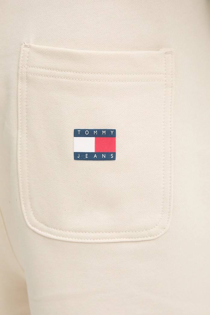 Памучен къс панталон Tommy Jeans бежов DM0DM21781