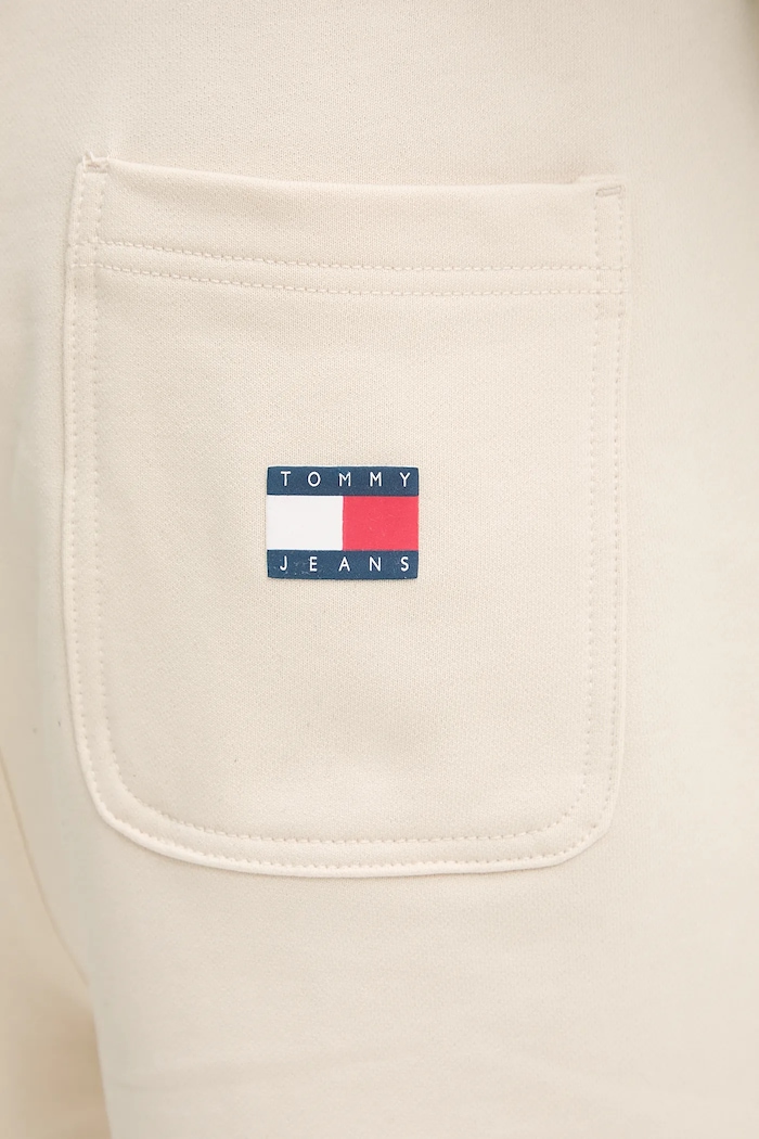 Памучен къс панталон Tommy Jeans бежов DM0DM21781