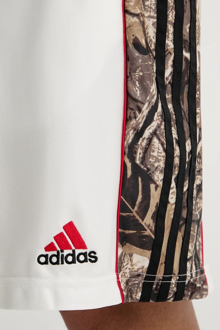 Kratke hlače adidas Originals OG Camo Short bela KD6260