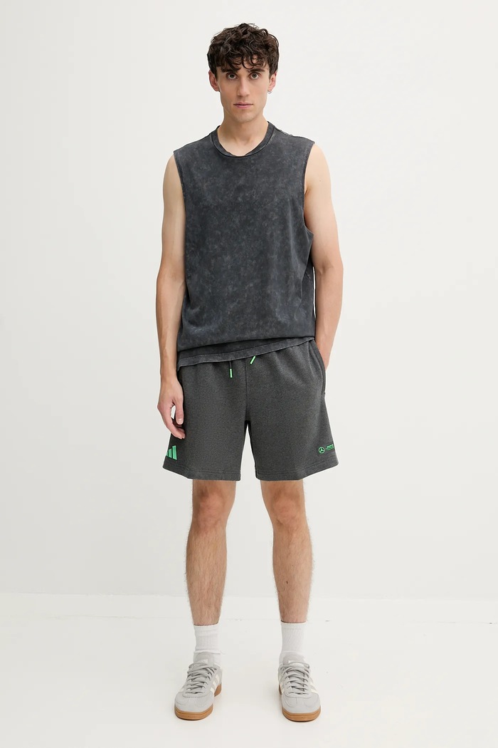 Bavlnené šortky adidas x Mercedes JZ2213 sivá AW25