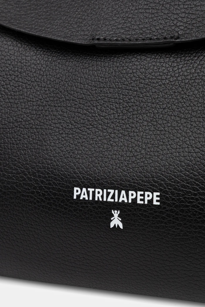 Δερμάτινη τσάντα Patrizia Pepe 8B0256.L148 μαύρο