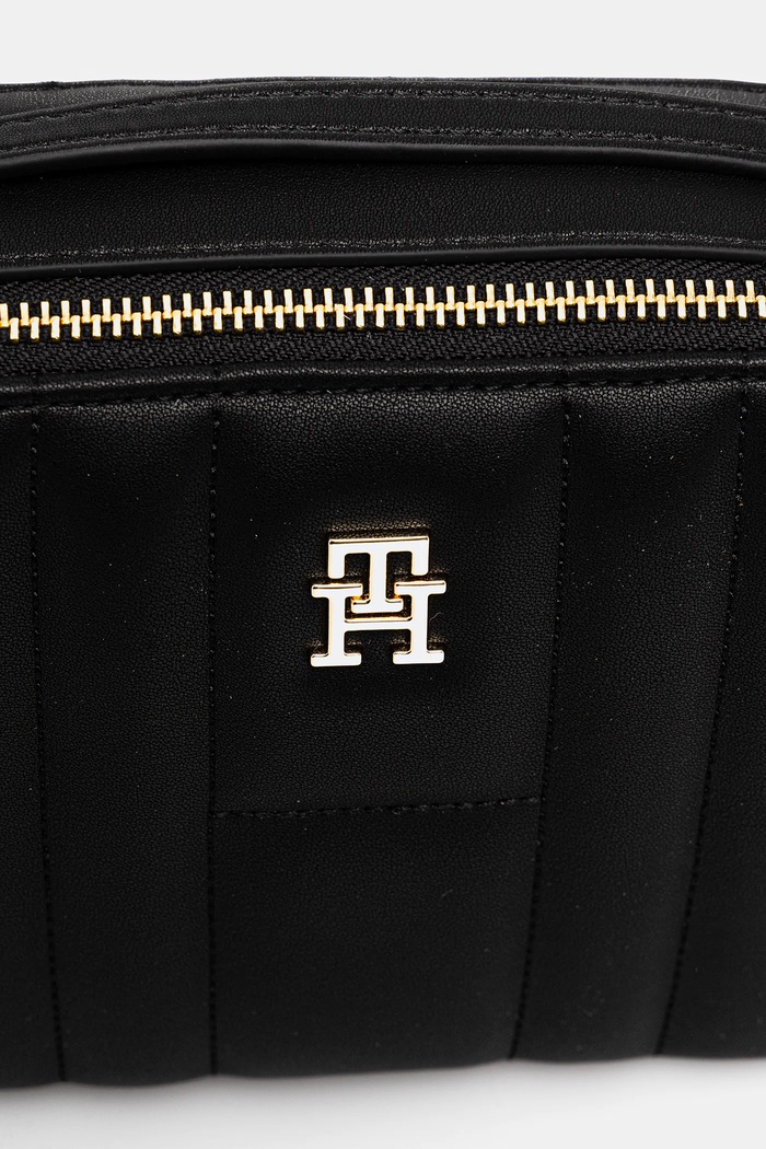 Чанта Tommy Hilfiger черен AW0AW17453