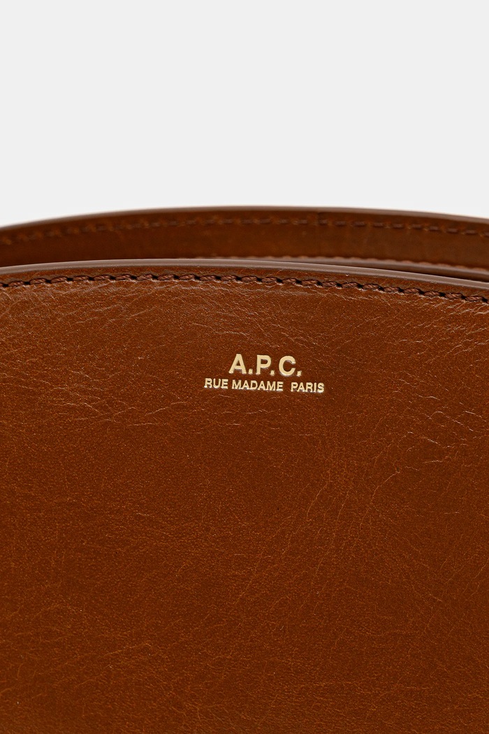 Δερμάτινη τσάντα A.P.C. sac demi-lune shoulder καφέ PXCCK.F61997