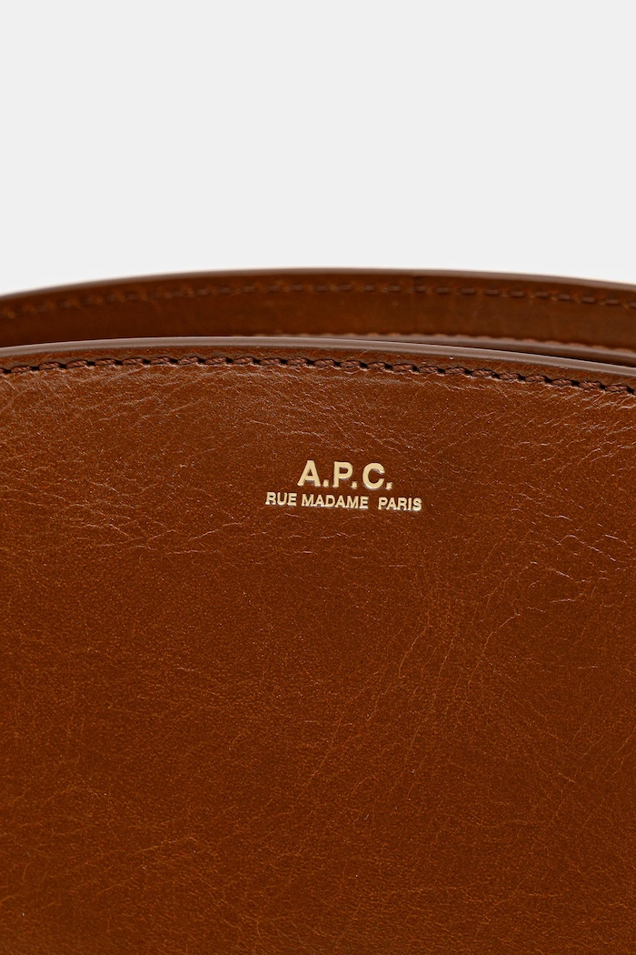 Δερμάτινη τσάντα A.P.C. sac demi-lune shoulder καφέ PXCCK.F61997