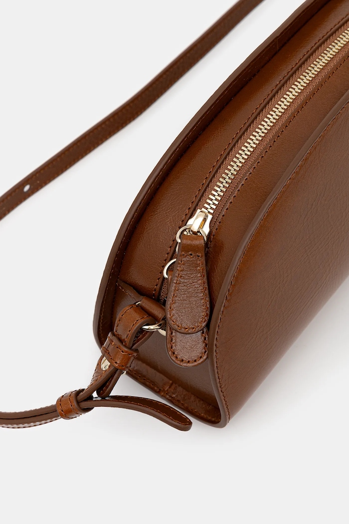 Δερμάτινη τσάντα A.P.C. sac demi-lune shoulder PXCCK.F61997 καφέ