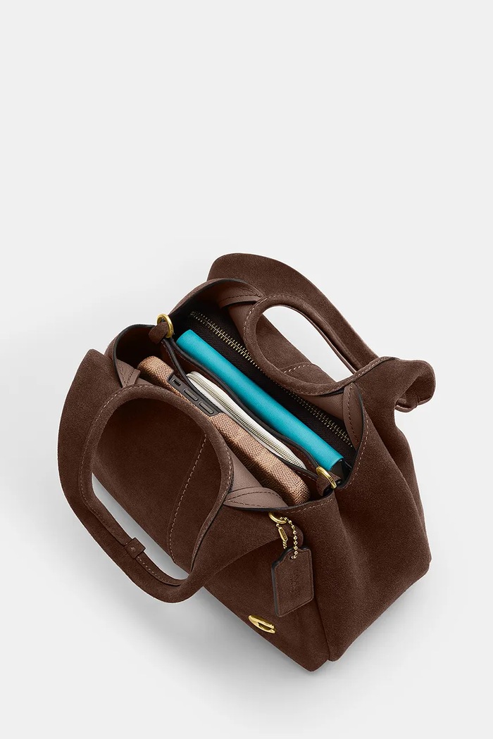 Torebka crossbody damska zamszowa Suade Lana Shoulder Bag 23 Coach CBZ95 brązowy