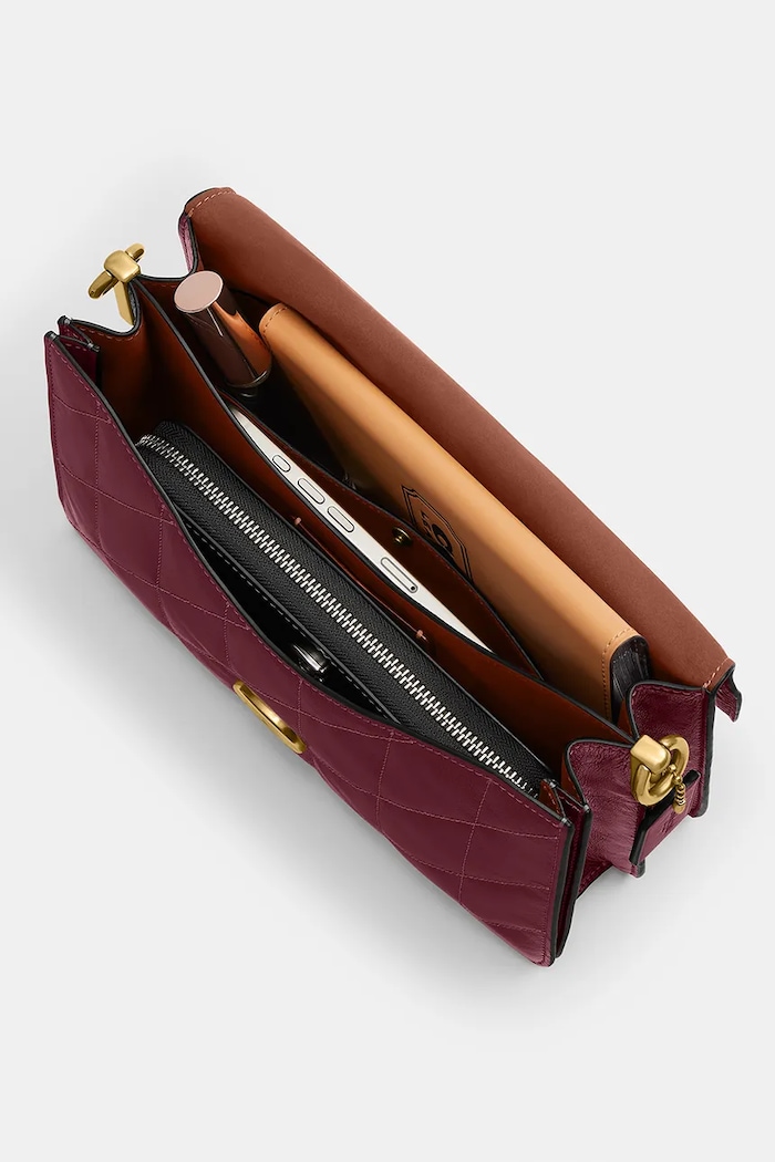 Torebka bagietka damska skórzana Chain Tabby Shoulder Bag With Quilting Coach CAF55 bordowy