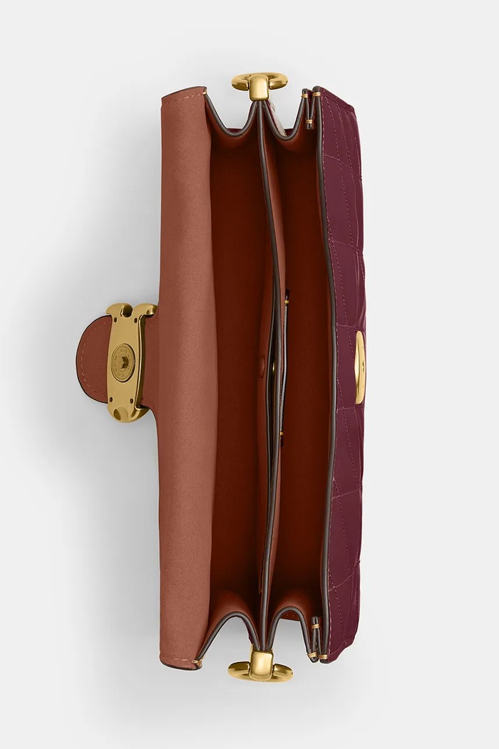 Torebka bagietka damska skórzana Chain Tabby Shoulder Bag With Quilting Coach bordowy CAF55