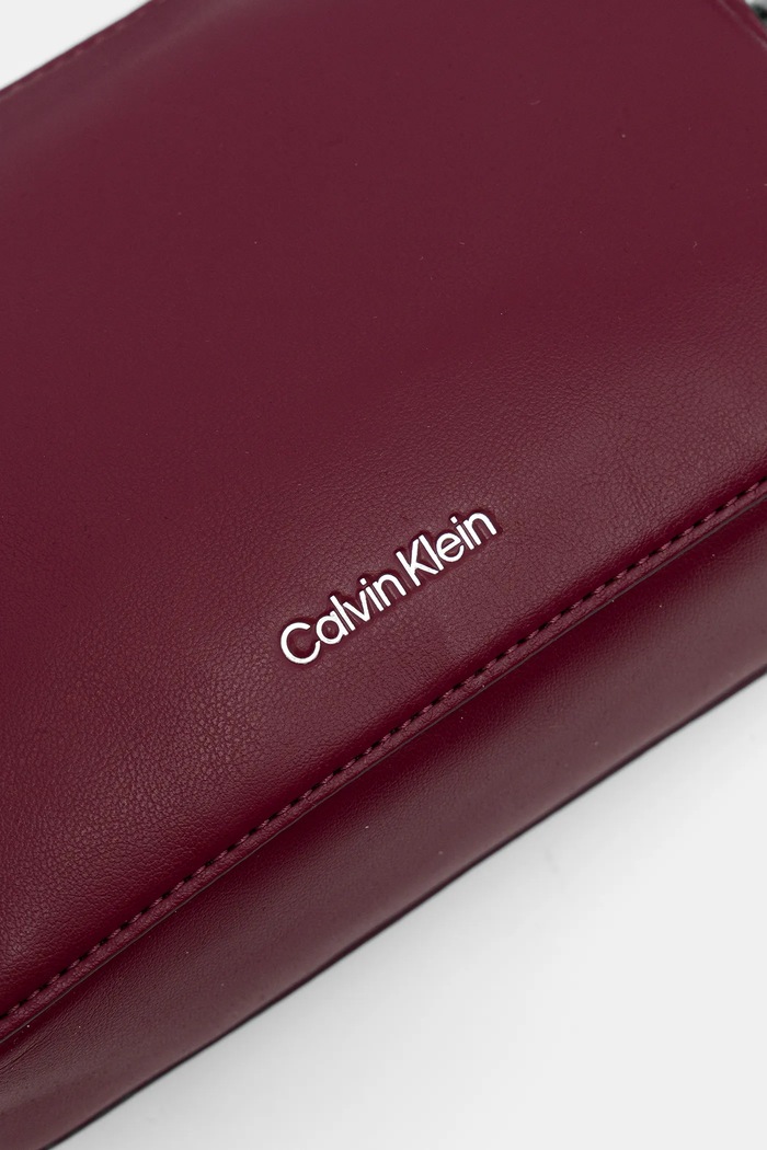 Calvin Klein crossbody kabelka dámská z imitace kůže burgundské LV04F3165G