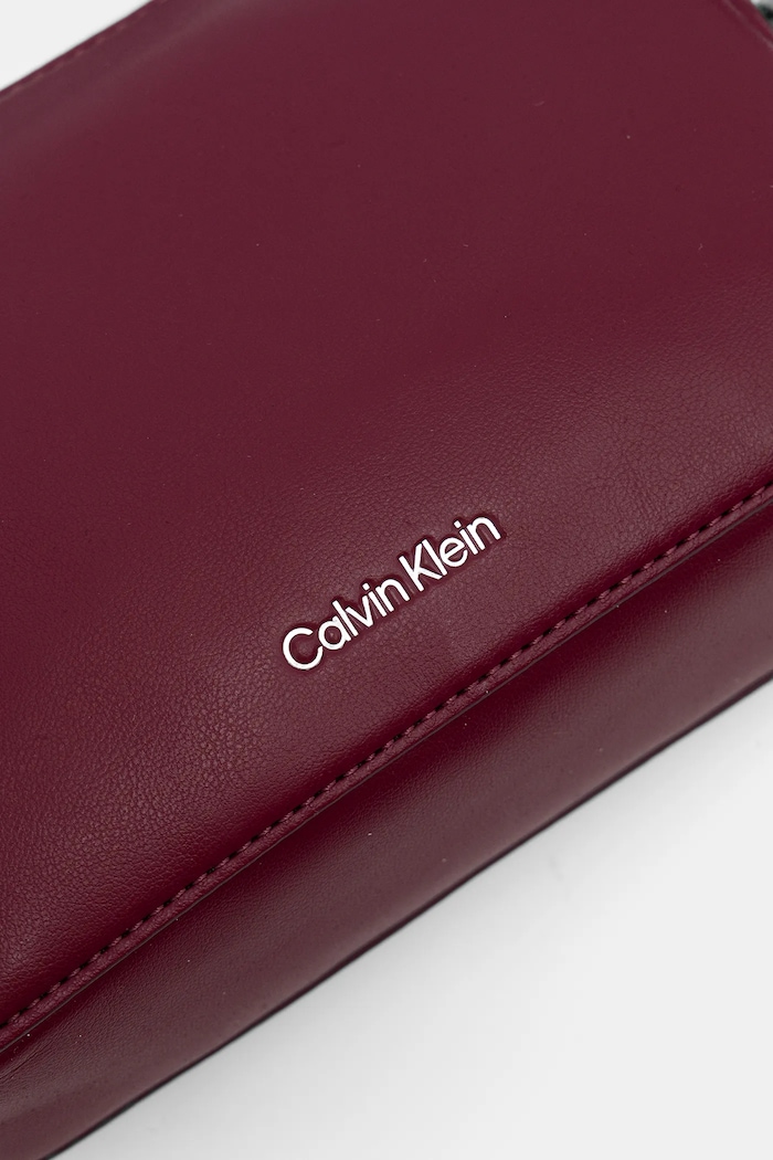 Calvin Klein crossbody kabelka dámská z imitace kůže burgundské LV04F3165G