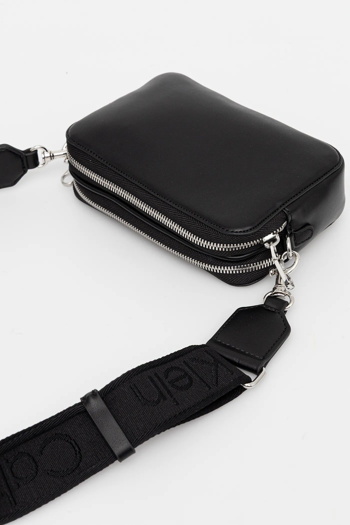 Doplňky Calvin Klein crossbody kabelka dámská z imitace kůže LV04F3165G černá