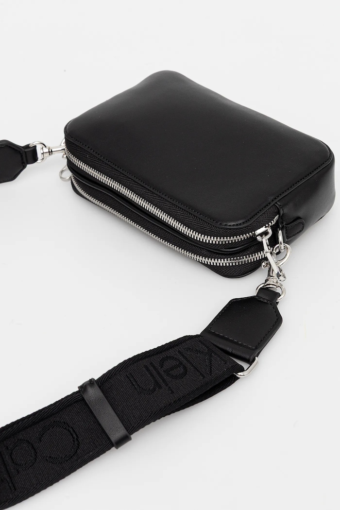 Doplňky Calvin Klein crossbody kabelka dámská z imitace kůže LV04F3165G černá