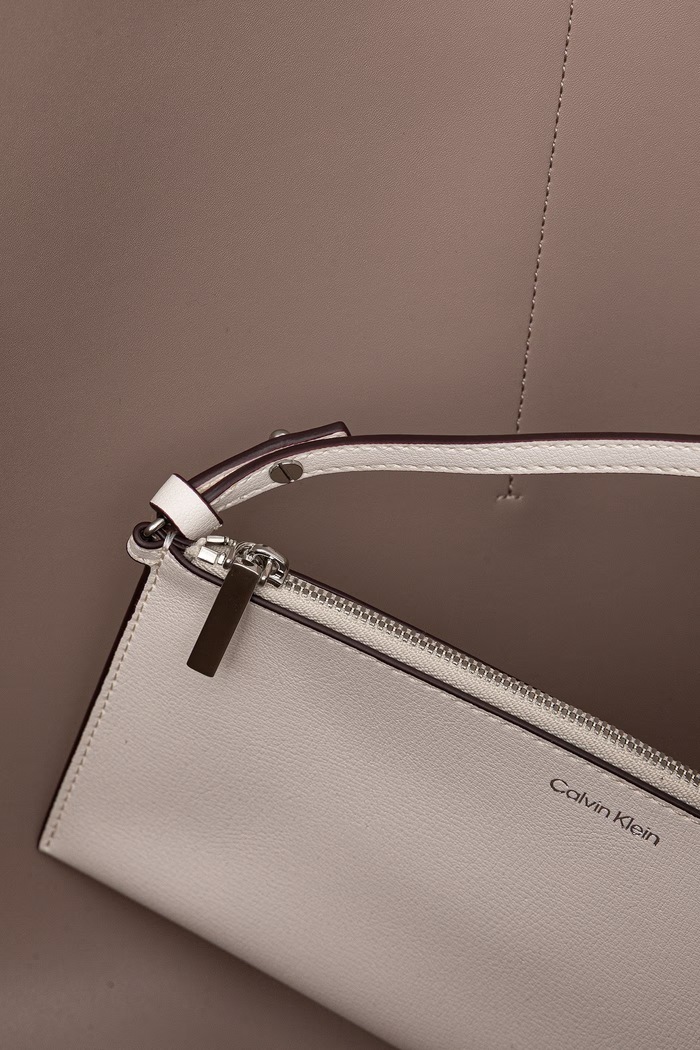 Calvin Klein shopper γυναικεία από απομίμηση δέρματος LV04F3274G