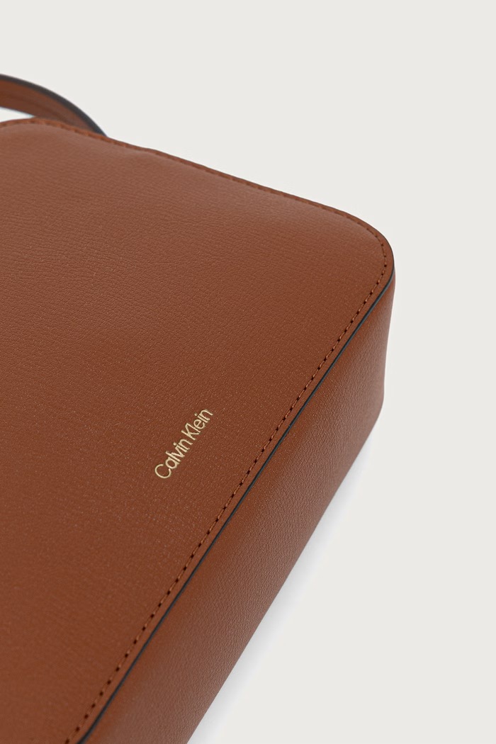 Torebka crossbody damska z imitacji skóry Calvin Klein LV04F3276G brązowy