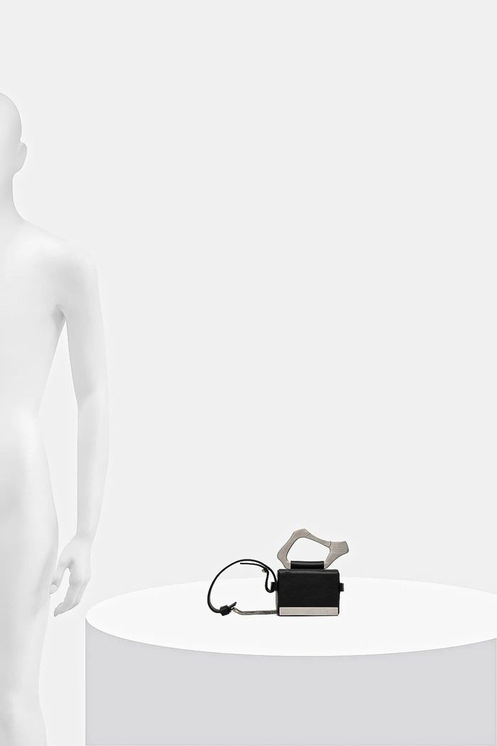 Heliot Emil leather earbud case PREAW25.15.46.L03.BLK01 black