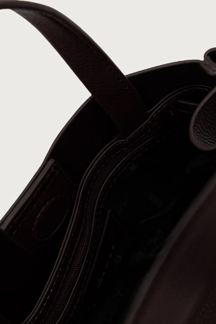 Torebka crossbody damska z imitacji skóry BRYAR DKNY bordowy R52DAK44