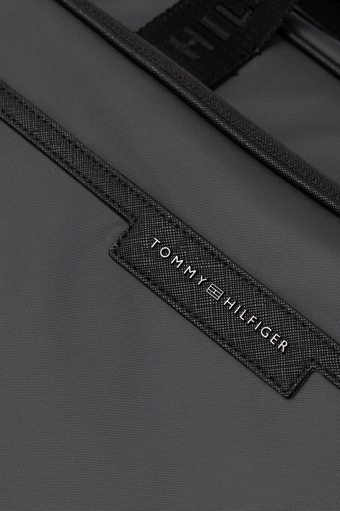 Torba za prenosnik Tommy Hilfiger 42 x 32 x 10 cm AM0AM13466 siva