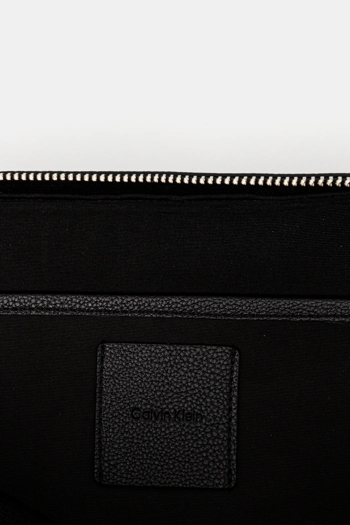 Dodatki Usnjena kozmetična torbica Calvin Klein LV04D1036G črna