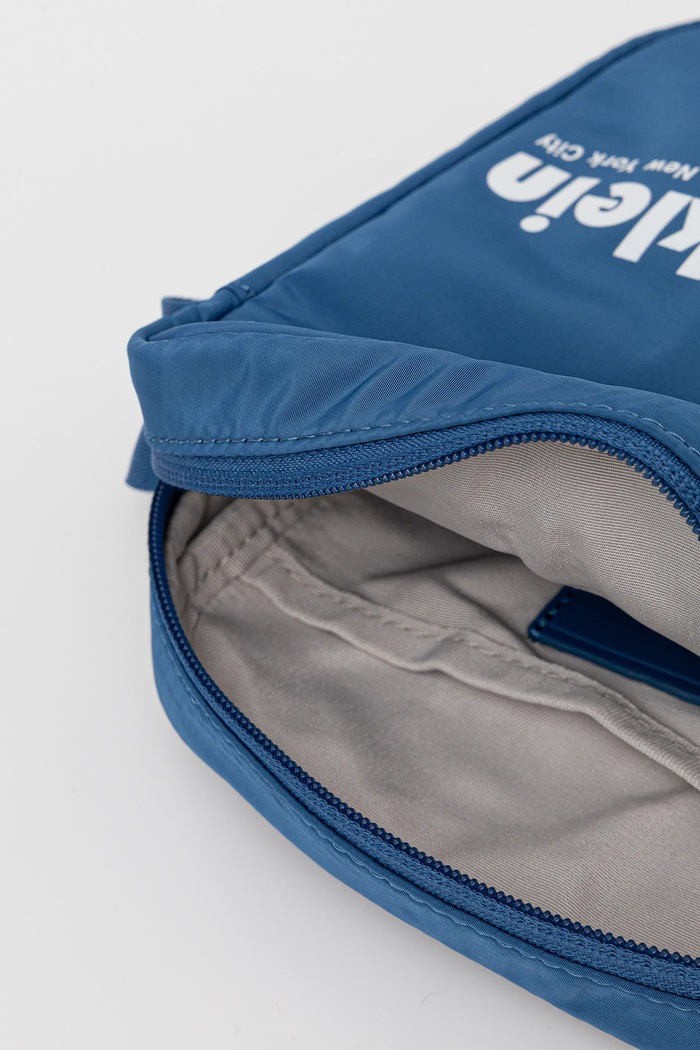 Malá taška Calvin Klein LV04G3180G modrá