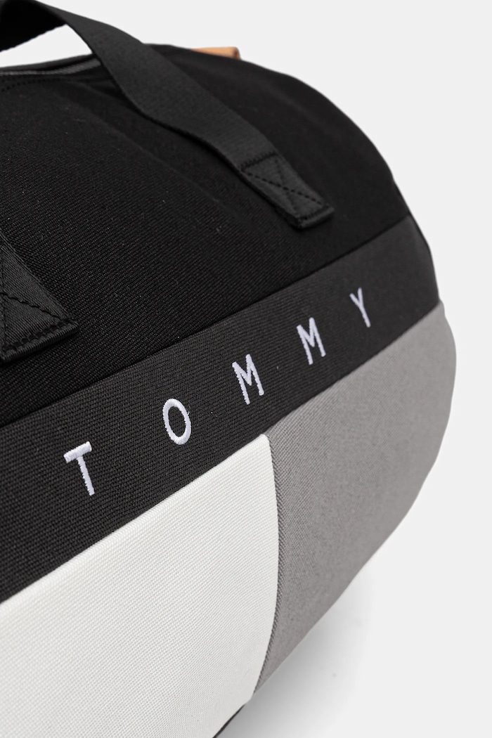 Taška Tommy Jeans 47 x 27 x 30 cm čierna AM0AM13706