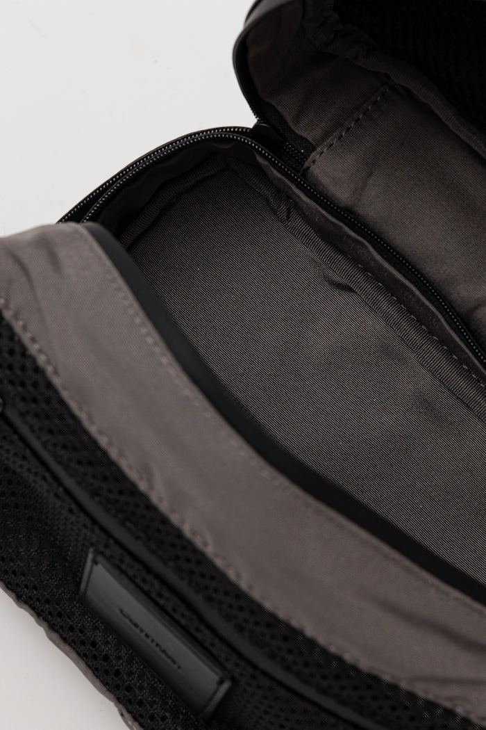 Νεσεσέρ καλλυντικών Calvin Klein μαύρο LV04D1135G