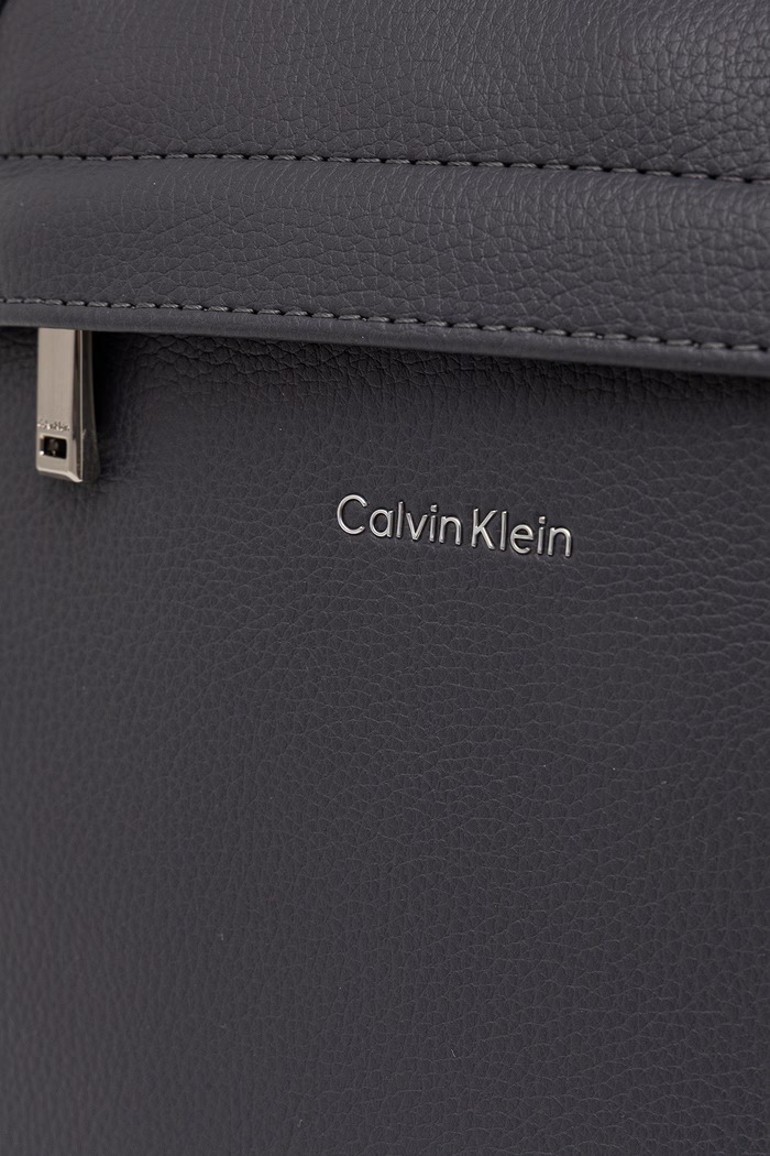 Calvin Klein geantă mică pentru bărbați cu imitație de piele gri LV04D3160G