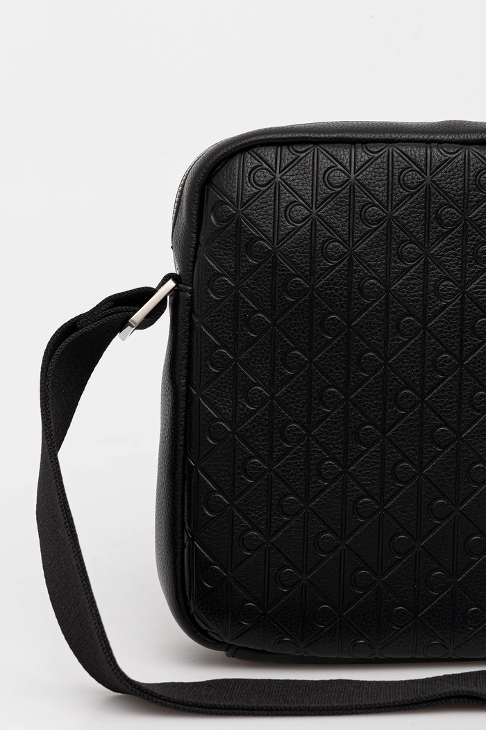 Аксесоари Чанта през рамо Calvin Klein LV04D3204G черен