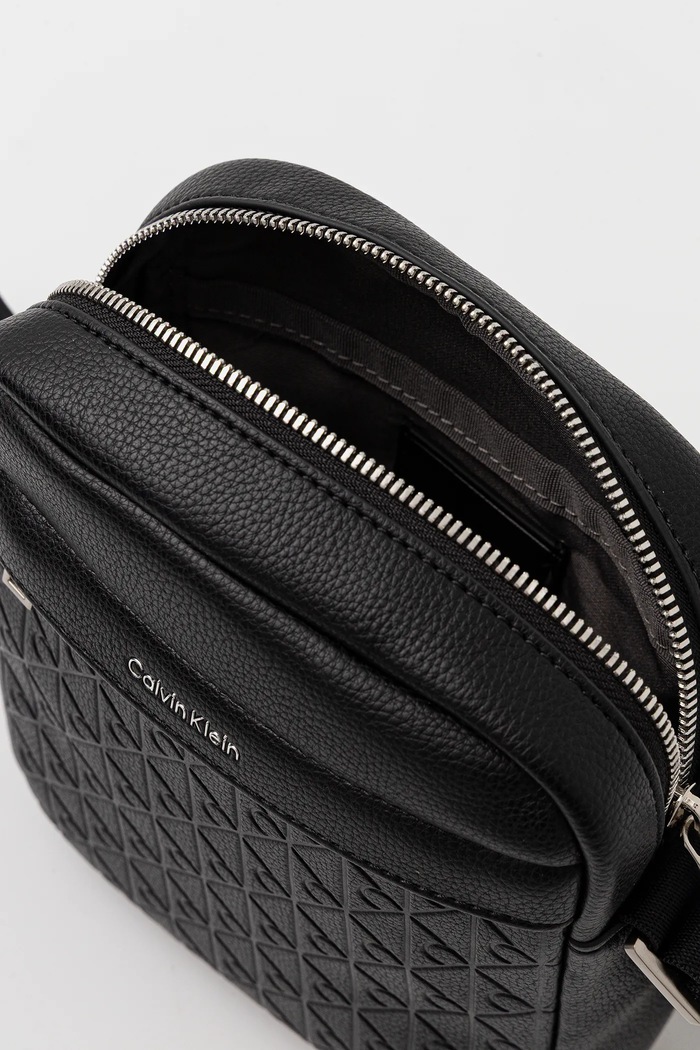Чанта през рамо Calvin Klein LV04D3204G черен