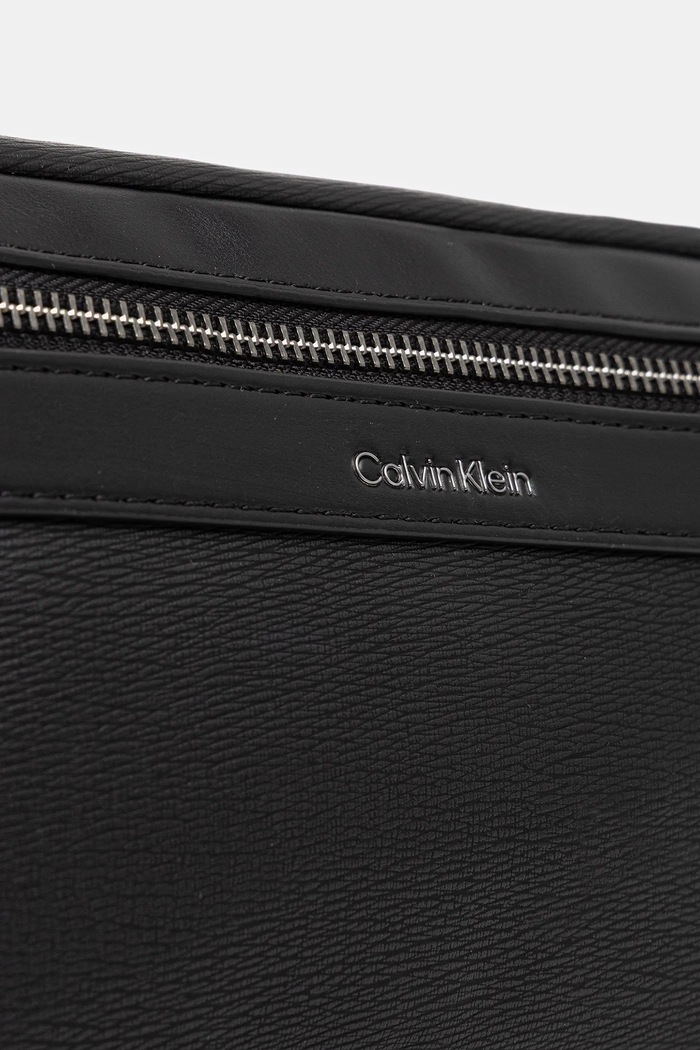 Malá taška Calvin Klein čierna LV04D3262G