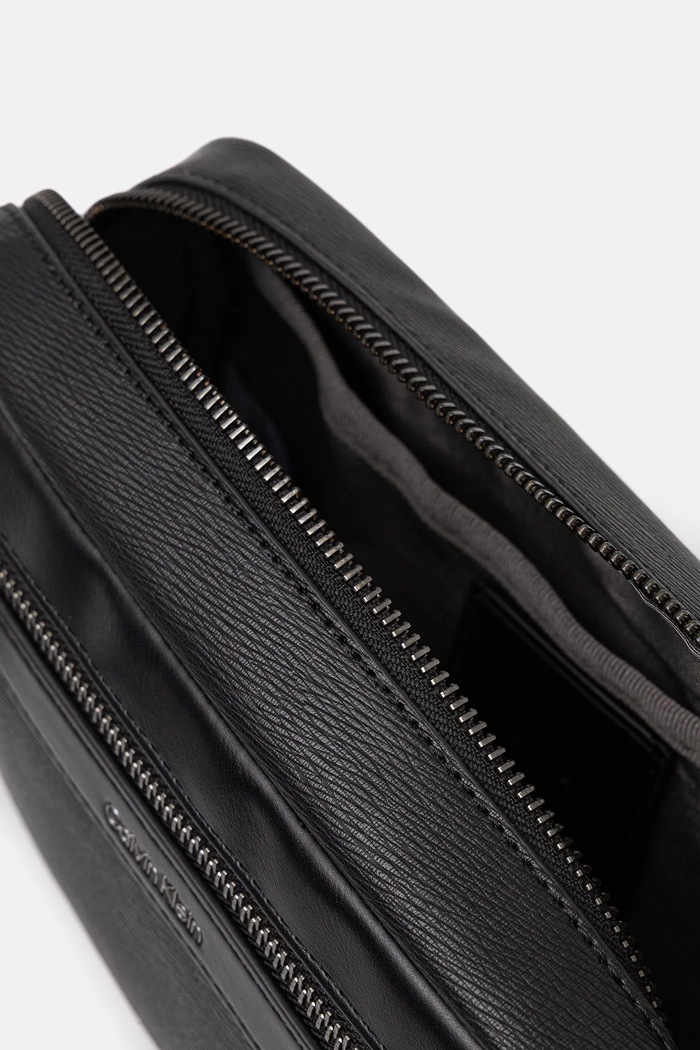 Malá taška Calvin Klein LV04D3262G čierna