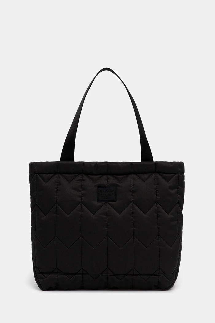 Taška Maison Kitsuné Chevron Quilted Large Tote 40 x 35 x 13 cm jednofarebný čierna PM05104WB0043