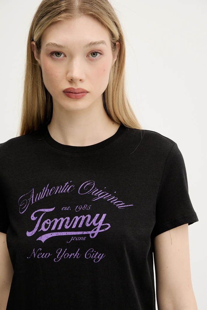 Тениска Tommy Jeans черен DW0DW21404