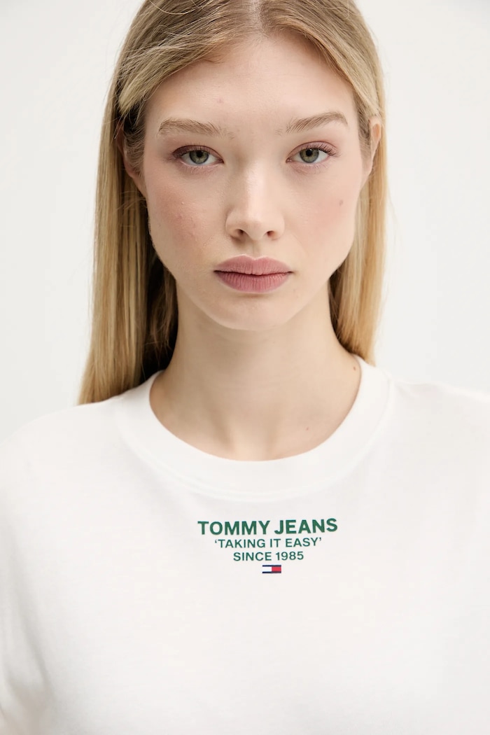 Βαμβακερό μπλουζάκι Tommy Jeans λευκό DW0DW21341