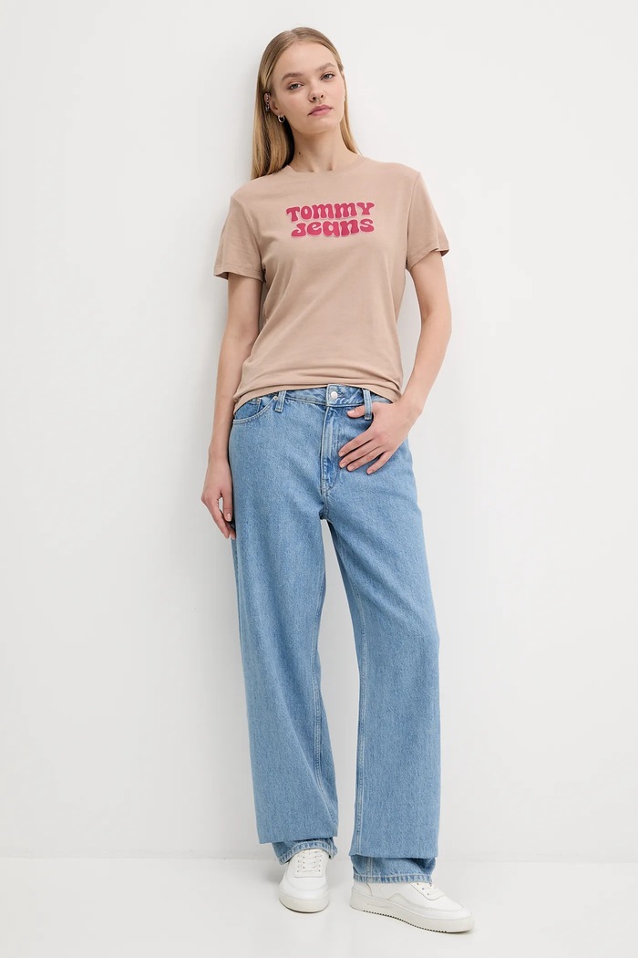 Tommy Jeans t-shirt DW0DW21956 barna AW25